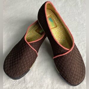 Dimmi Ladies Comfort Shoes Brown w/Pink Trim~Fabric Upper~Slip On Size 8.5
